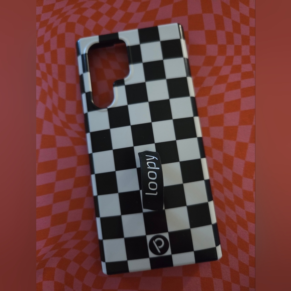 Loopy Black and White Checkered Phone Case Samsung Galaxy S22 Ultra.